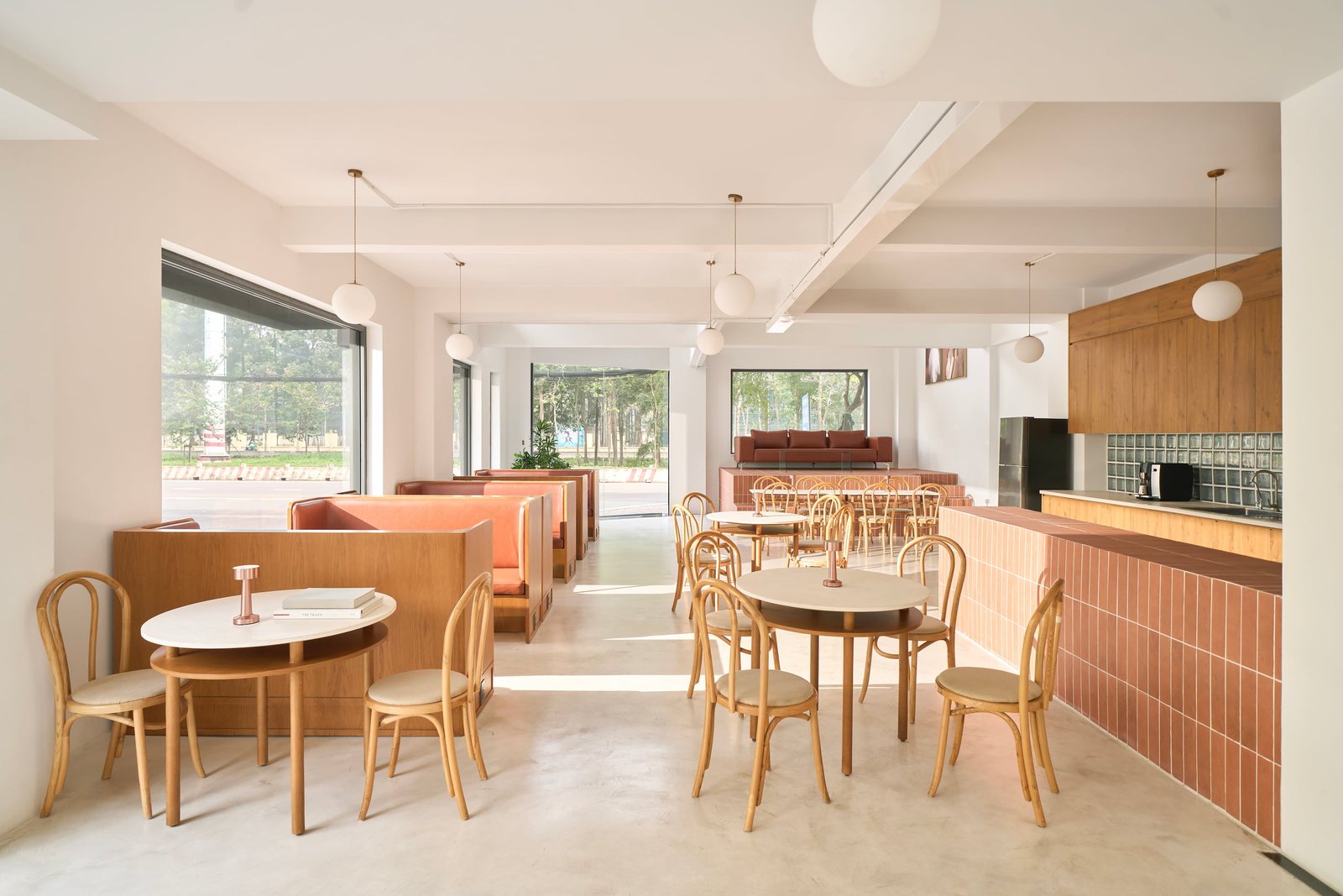 Pantry with round tables and bentwood chairs, WEDDINGBOOK Atelier