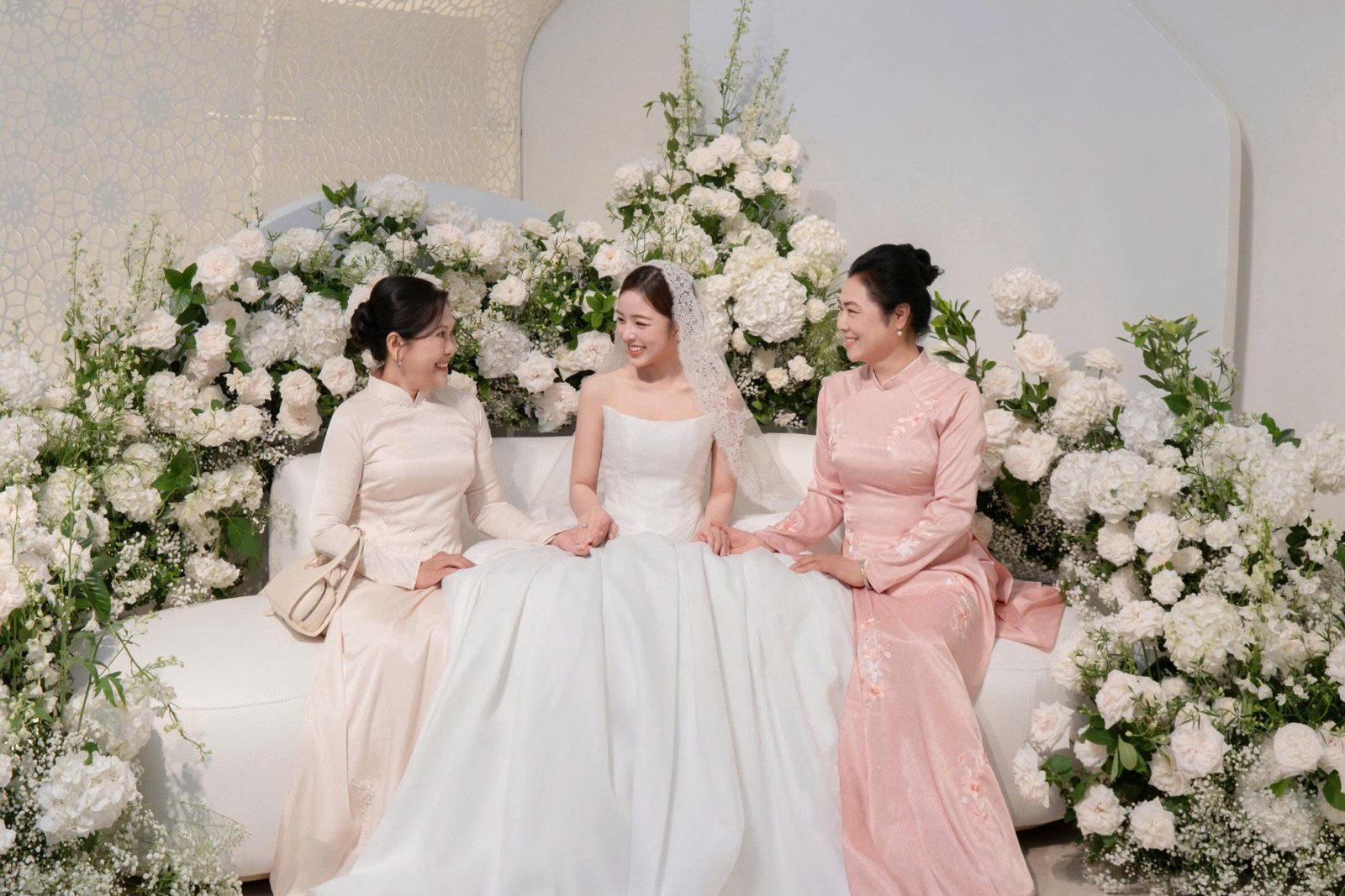 Bride with her family in the bridal suite